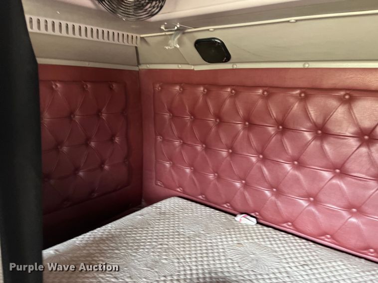 image for item LD9316 1995 International  9200 semi truck