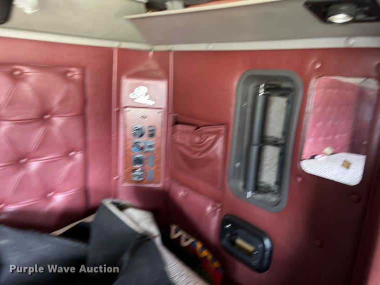 image for item LD9316 1995 International  9200 semi truck