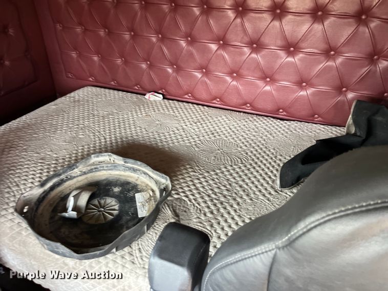 image for item LD9316 1995 International  9200 semi truck