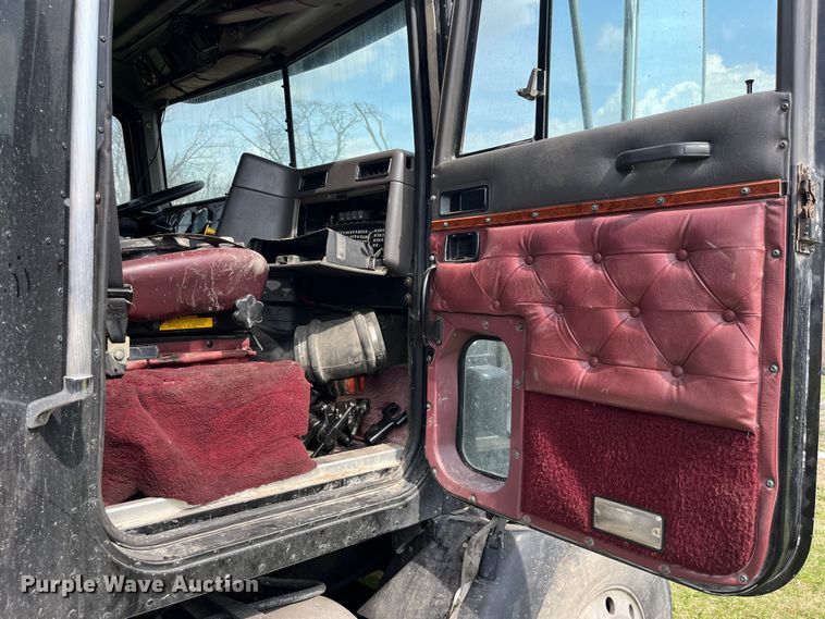 image for item LD9316 1995 International  9200 semi truck