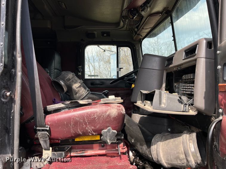 image for item LD9316 1995 International  9200 semi truck