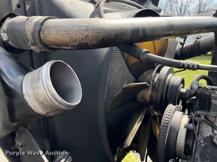 image for item LD9316 1995 International  9200 semi truck