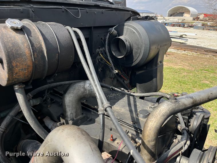 image for item LD9316 1995 International  9200 semi truck