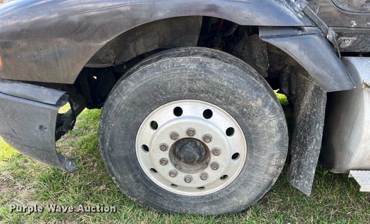 image for item LD9316 1995 International  9200 semi truck