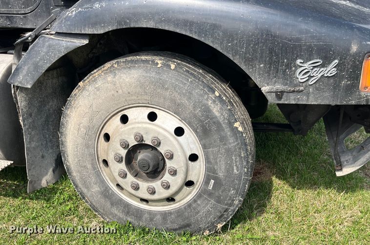 image for item LD9316 1995 International  9200 semi truck