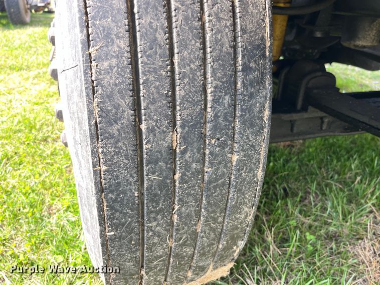 image for item LD9316 1995 International  9200 semi truck