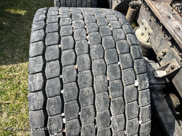 image for item LD9316 1995 International  9200 semi truck