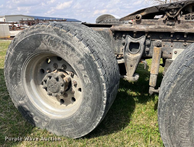 image for item LD9316 1995 International  9200 semi truck