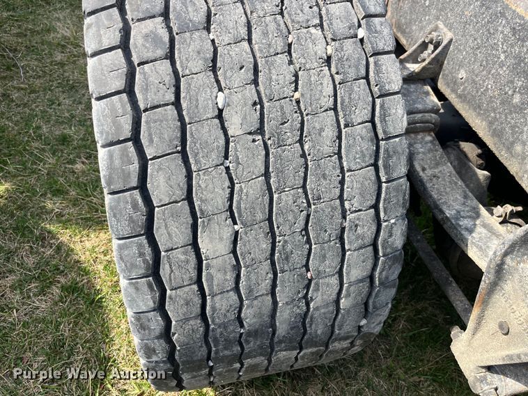 image for item LD9316 1995 International  9200 semi truck