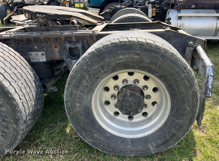 image for item LD9316 1995 International  9200 semi truck