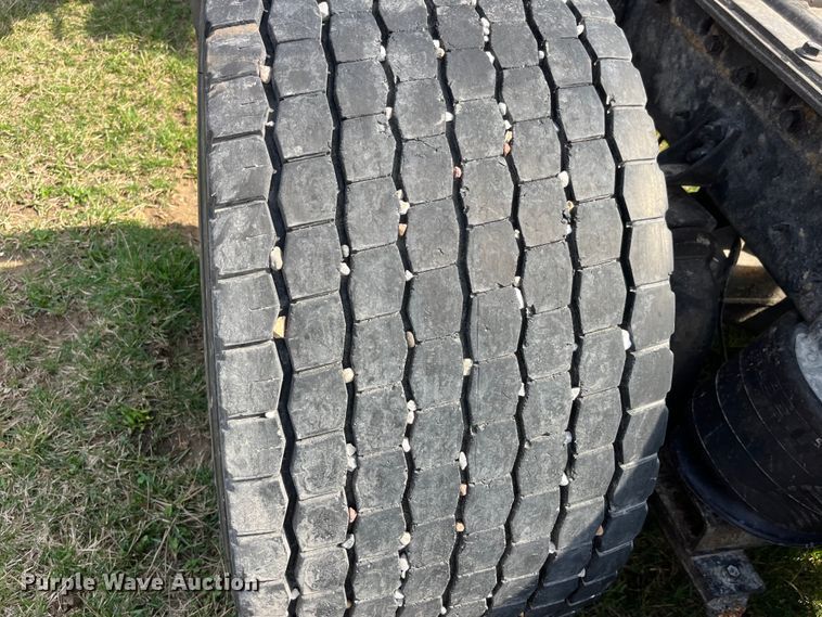 image for item LD9316 1995 International  9200 semi truck