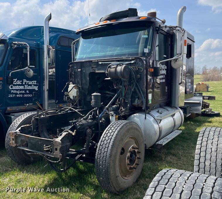 image for item LD9317 2001 International  9900i semi truck