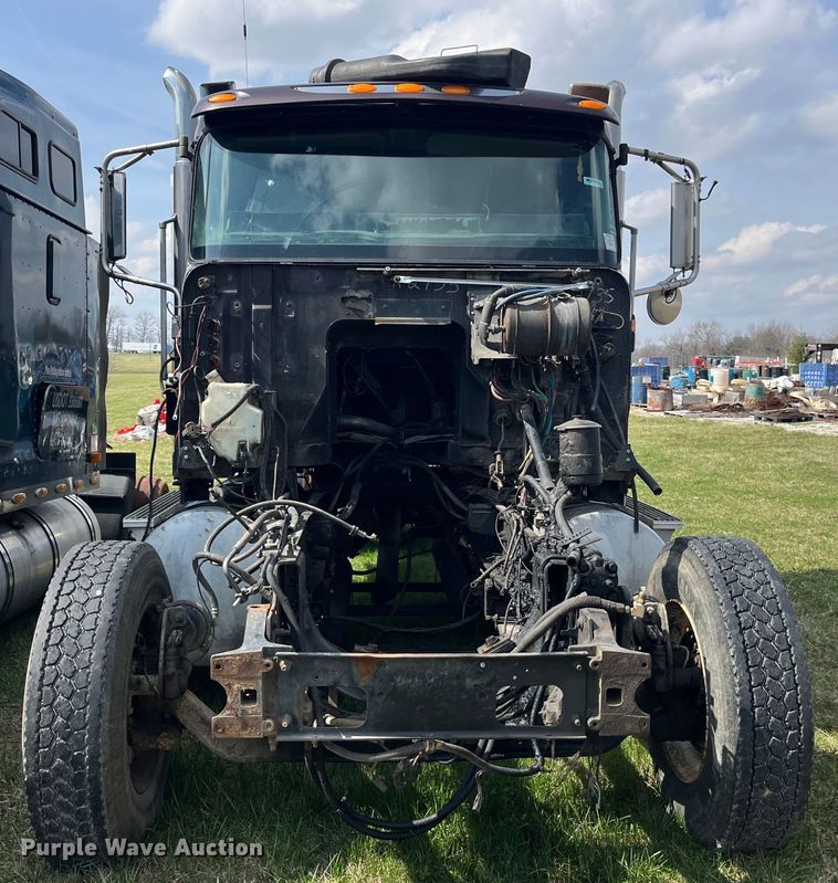 image for item LD9317 2001 International  9900i semi truck