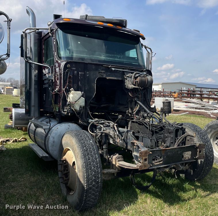 image for item LD9317 2001 International  9900i semi truck