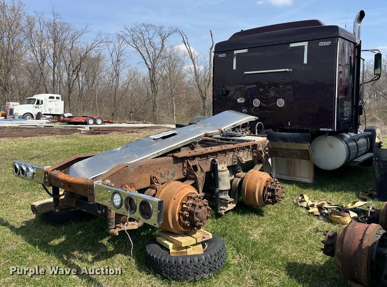 image for item LD9317 2001 International  9900i semi truck