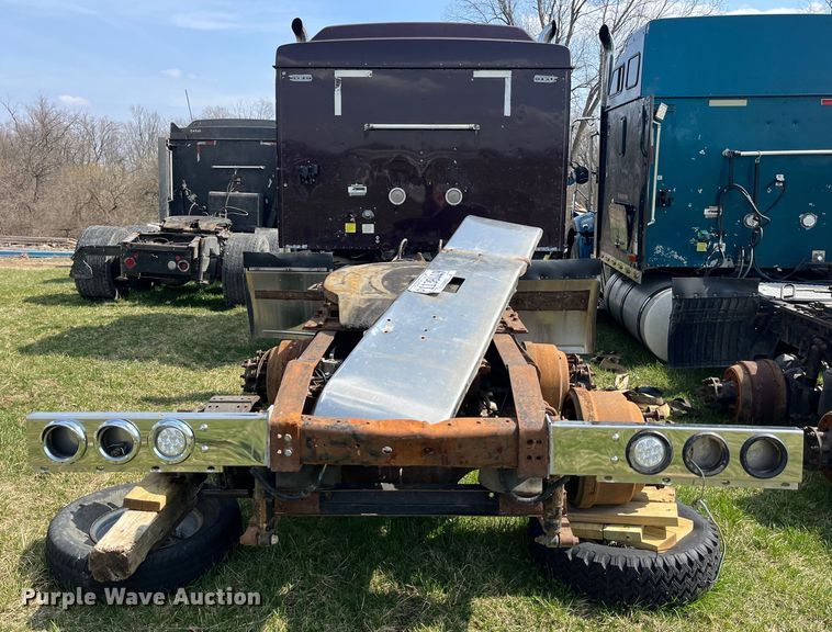 image for item LD9317 2001 International  9900i semi truck