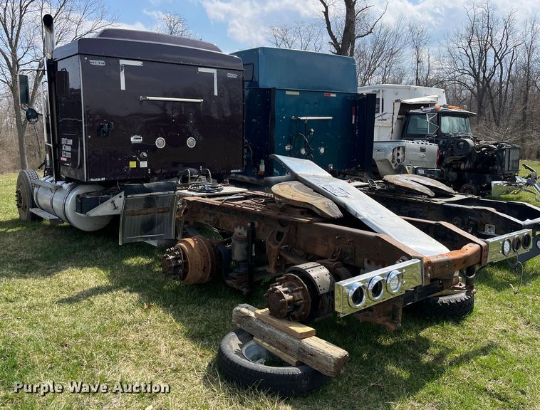 image for item LD9317 2001 International  9900i semi truck