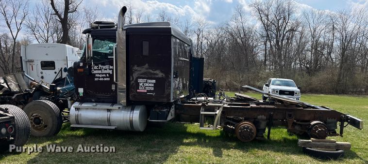 image for item LD9317 2001 International  9900i semi truck