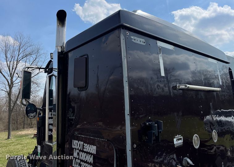 image for item LD9317 2001 International  9900i semi truck