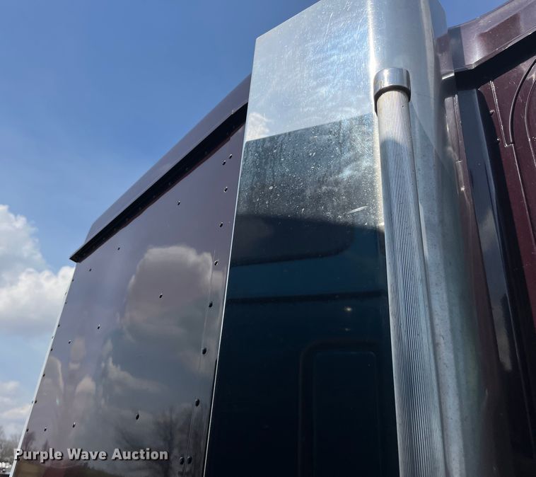 image for item LD9317 2001 International  9900i semi truck