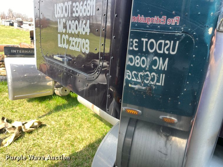 image for item LD9317 2001 International  9900i semi truck