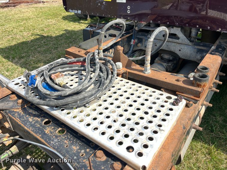 image for item LD9317 2001 International  9900i semi truck