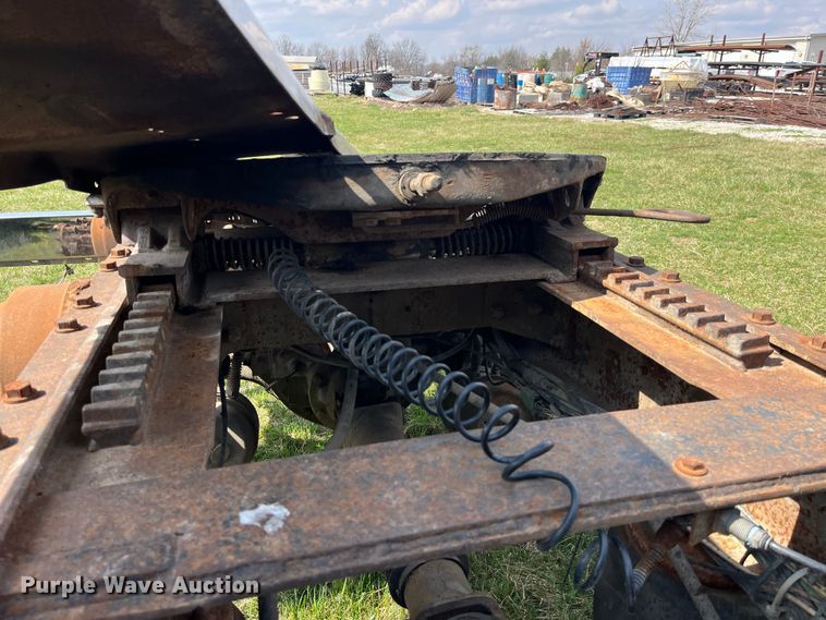 image for item LD9317 2001 International  9900i semi truck