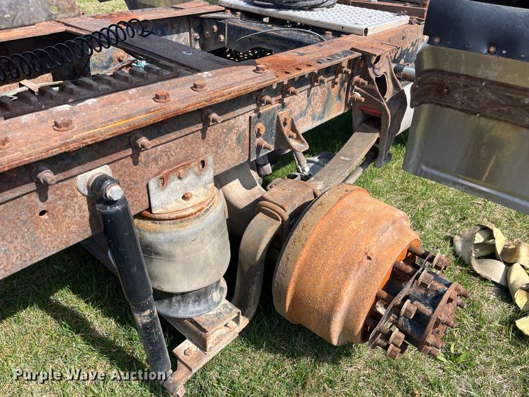 image for item LD9317 2001 International  9900i semi truck