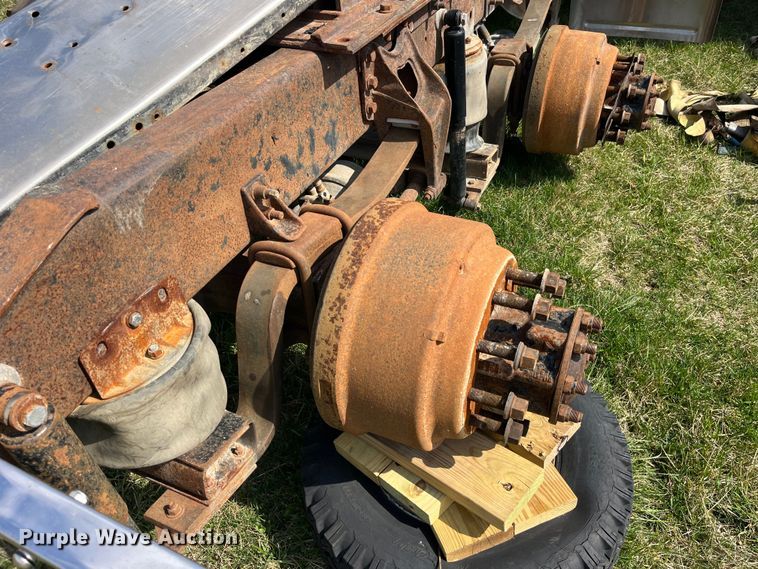 image for item LD9317 2001 International  9900i semi truck