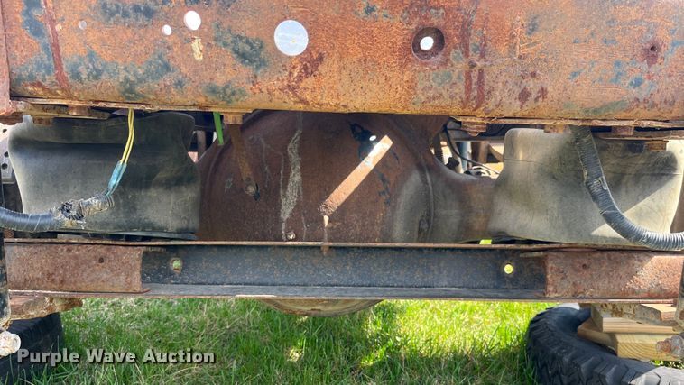 image for item LD9317 2001 International  9900i semi truck