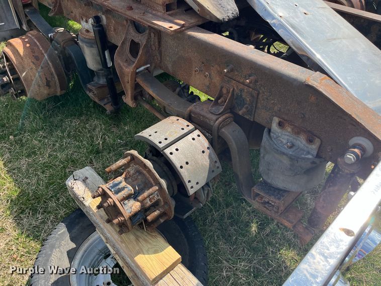 image for item LD9317 2001 International  9900i semi truck