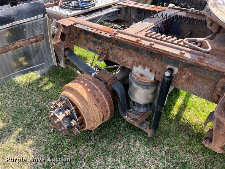 image for item LD9317 2001 International  9900i semi truck