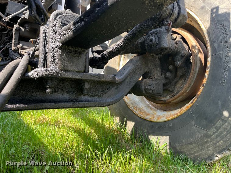 image for item LD9317 2001 International  9900i semi truck