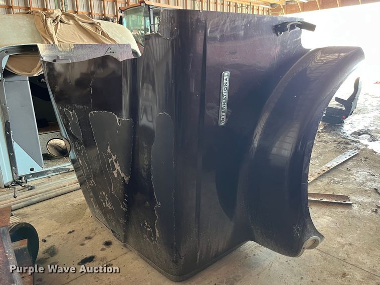 image for item LD9317 2001 International  9900i semi truck