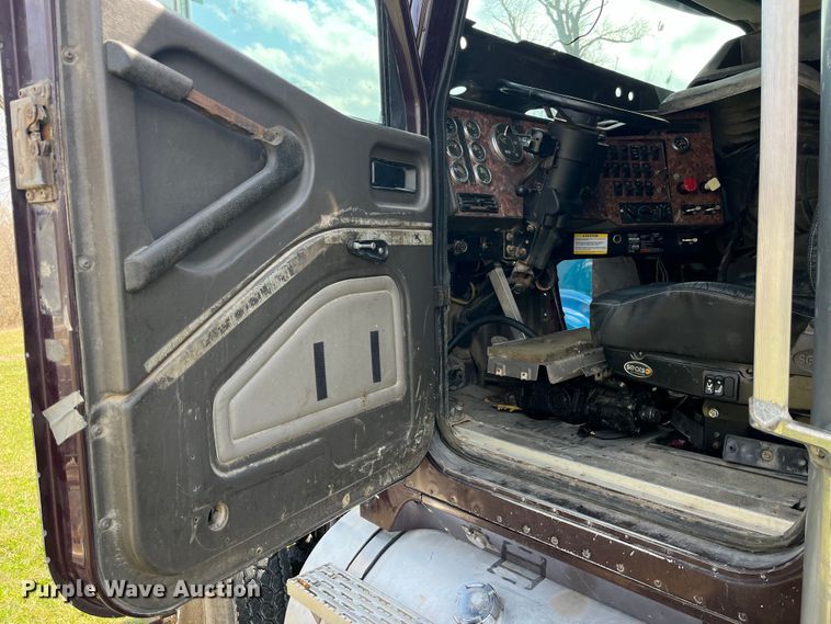 image for item LD9317 2001 International  9900i semi truck