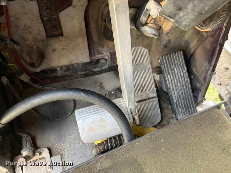 image for item LD9317 2001 International  9900i semi truck