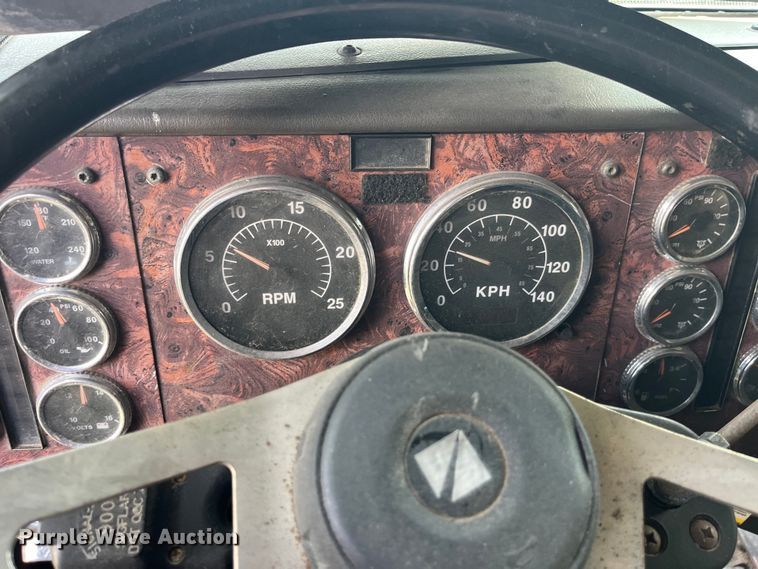 image for item LD9317 2001 International  9900i semi truck