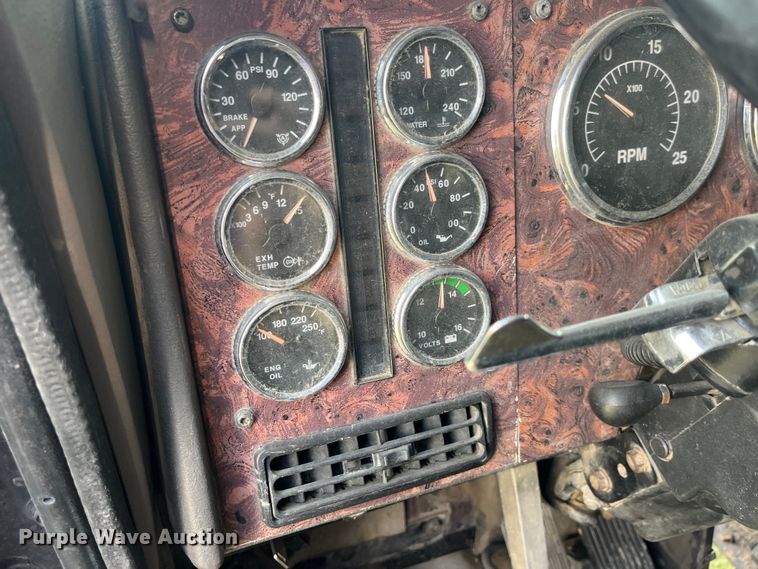 image for item LD9317 2001 International  9900i semi truck