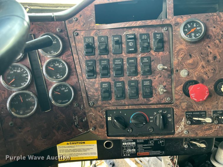 image for item LD9317 2001 International  9900i semi truck