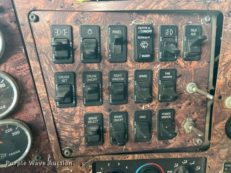 image for item LD9317 2001 International  9900i semi truck