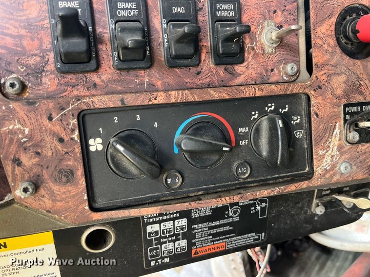 image for item LD9317 2001 International  9900i semi truck