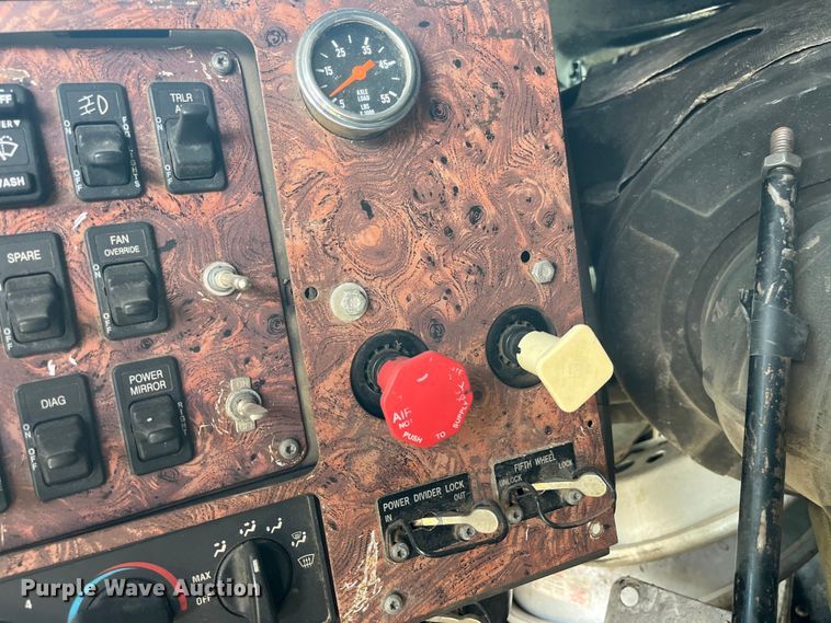 image for item LD9317 2001 International  9900i semi truck