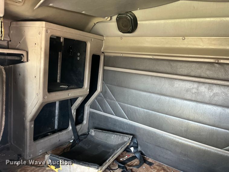 image for item LD9317 2001 International  9900i semi truck