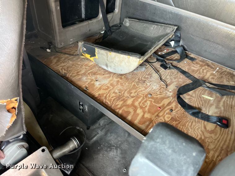 image for item LD9317 2001 International  9900i semi truck