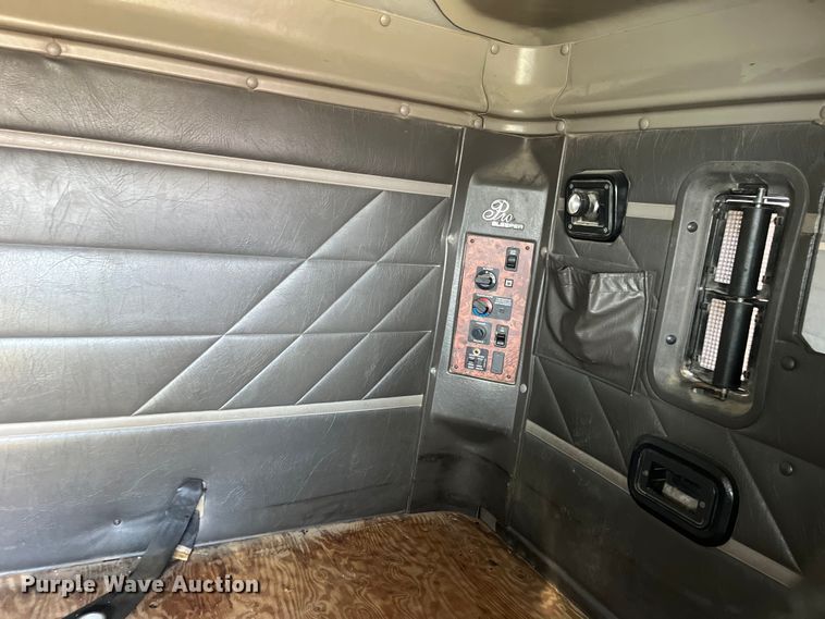 image for item LD9317 2001 International  9900i semi truck