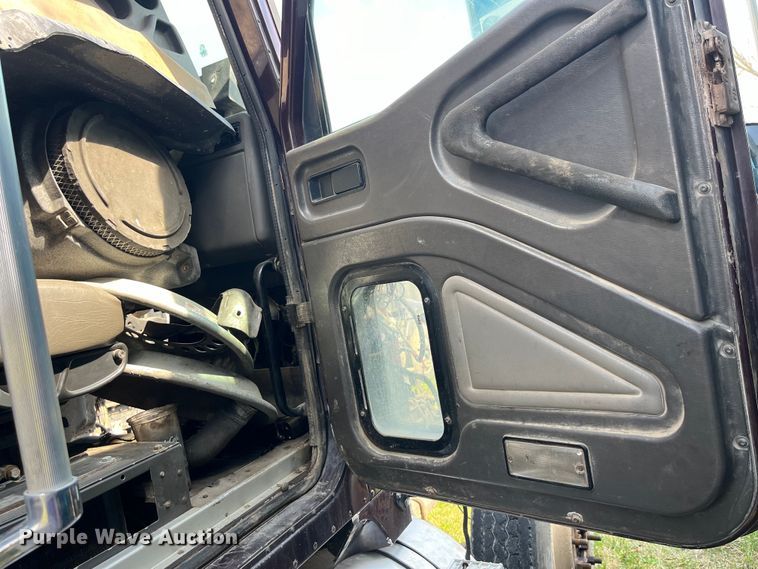 image for item LD9317 2001 International  9900i semi truck