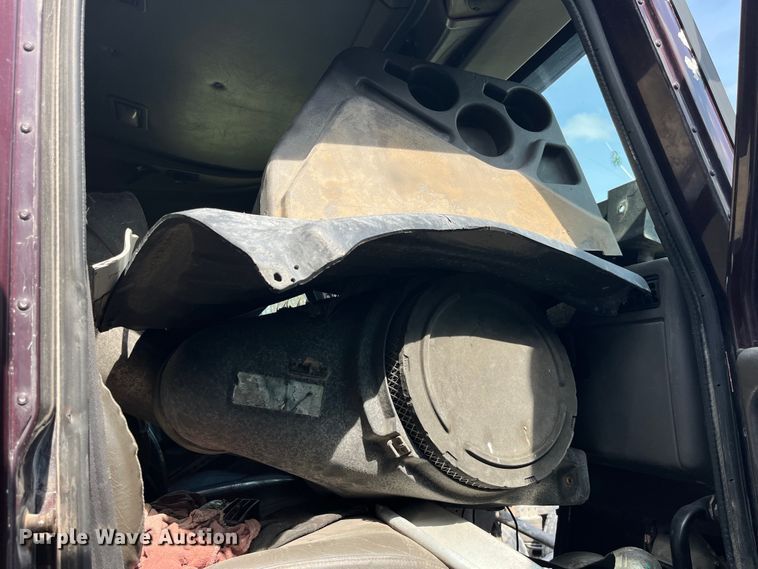 image for item LD9317 2001 International  9900i semi truck