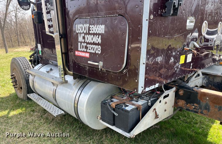 image for item LD9317 2001 International  9900i semi truck