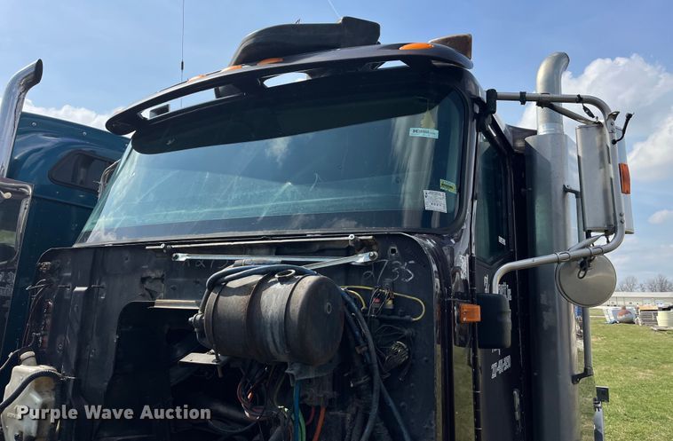 image for item LD9317 2001 International  9900i semi truck