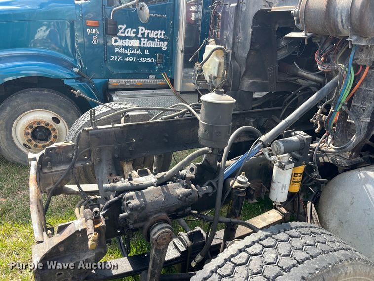 image for item LD9317 2001 International  9900i semi truck